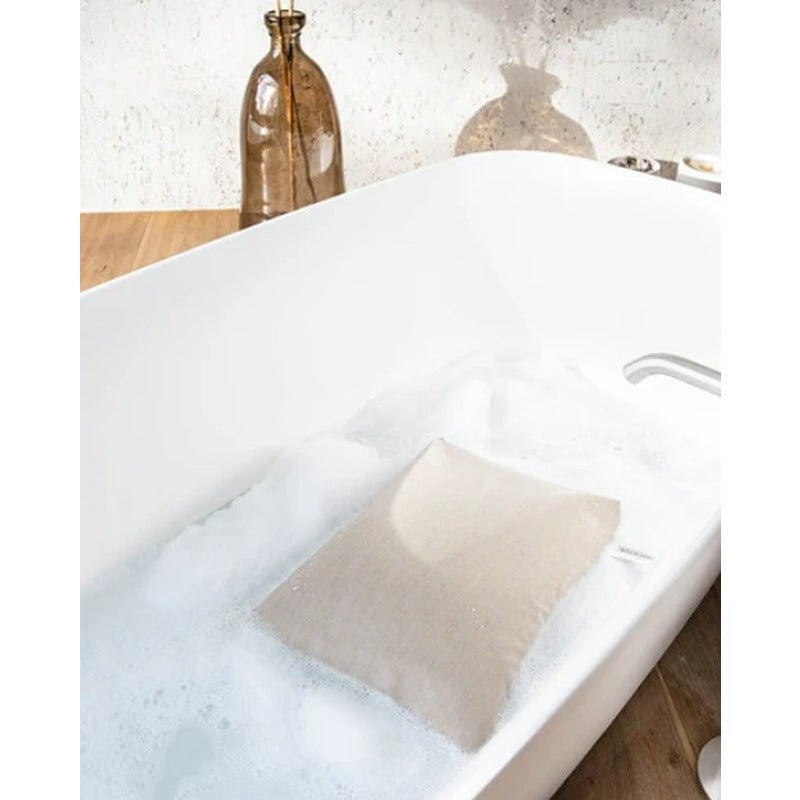 Badesofa Sitzkissen in Perlmuttfarbe in einer gefüllten Badewanne mit Schaum